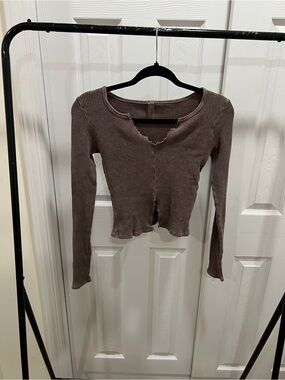 Ribbed Distressed V-Notch Long Sleeve Crop Top in Taupe